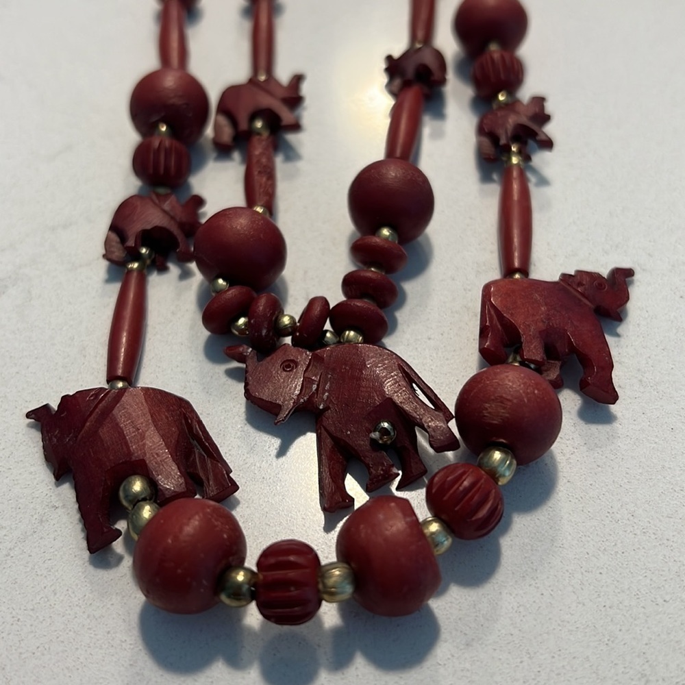 Red wood elephant necklace - Picture 2 of 6